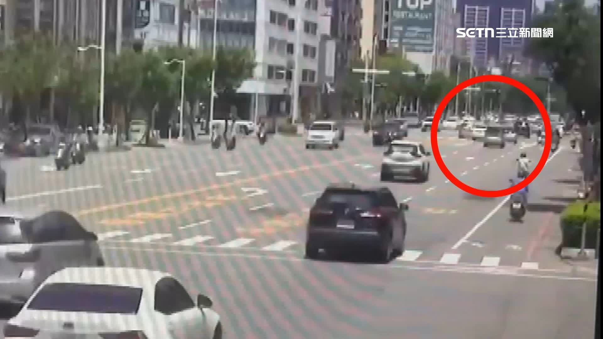 昨（15）日中午11點25分高雄中山二路上發生車禍意外