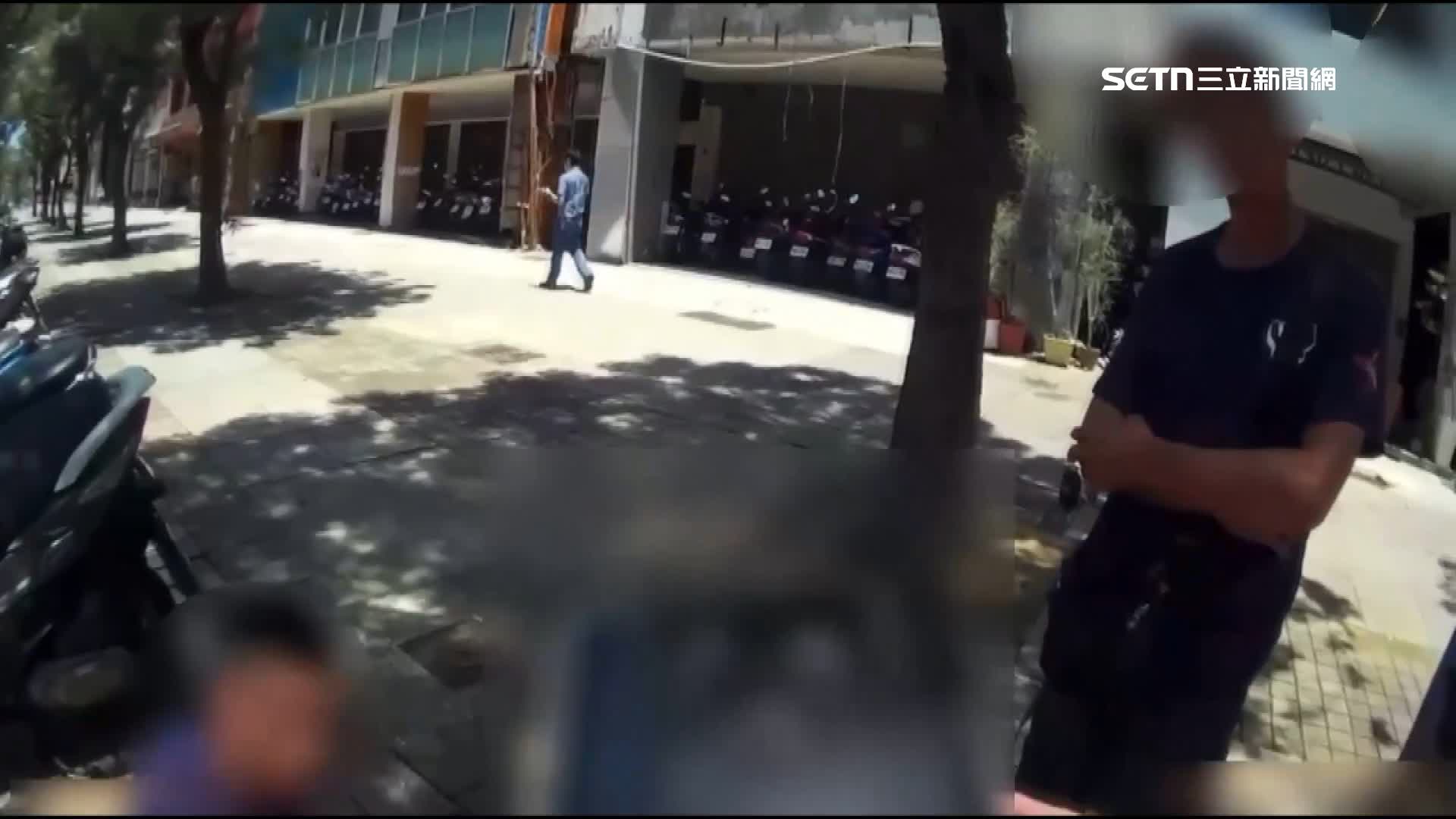 鄭姓男子（圖左）直接躺在地板上