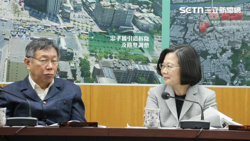 當時柯文哲從頭到尾臭臉，蔡英文身段柔軟。（圖／資料照）