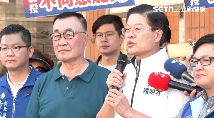 李四川今天到新店陪羅明才掃市場反罷免。（圖／翻攝畫面）