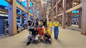 《玩很大》首次來到日本大阪。後排左起為簡廷芮、粿粿、孫可芳、林舒語、嚴正嵐、梁凱莉，前排左起坤達、吳宗憲、KID。（圖／《綜藝玩很大》提供）