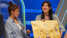 林逸欣（右）在月初剛辦完婚禮。(圖／公視台語台提供)