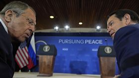 雙普會在正式會談前，突然決定雙方高級幕僚也將一起參與。圖為雙邊幕僚在記者會前交談，左為俄國外長拉夫羅夫、右則為美國國務卿盧比歐。（圖／美聯社／達志影像）