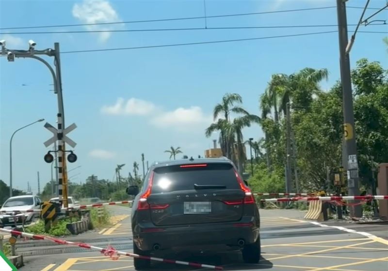 瑞典坦克卡在平交道與火車正面對決（圖／翻攝爆料公社）