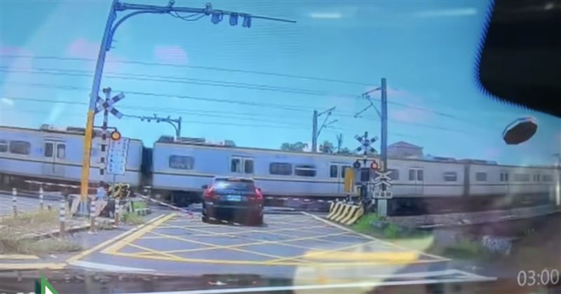 瑞典坦克卡在平交道與火車正面對決（圖／翻攝爆料公社）
