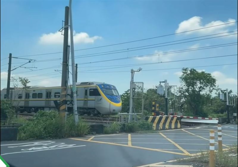 瑞典坦克卡在平交道與火車正面對決（圖／翻攝爆料公社）