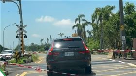 瑞典坦克卡在平交道與火車正面對決（圖／翻攝爆料公社）