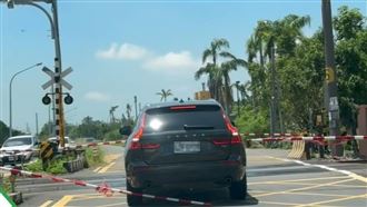 瑞典坦克「勇闖平交道」對決火車　下場慘