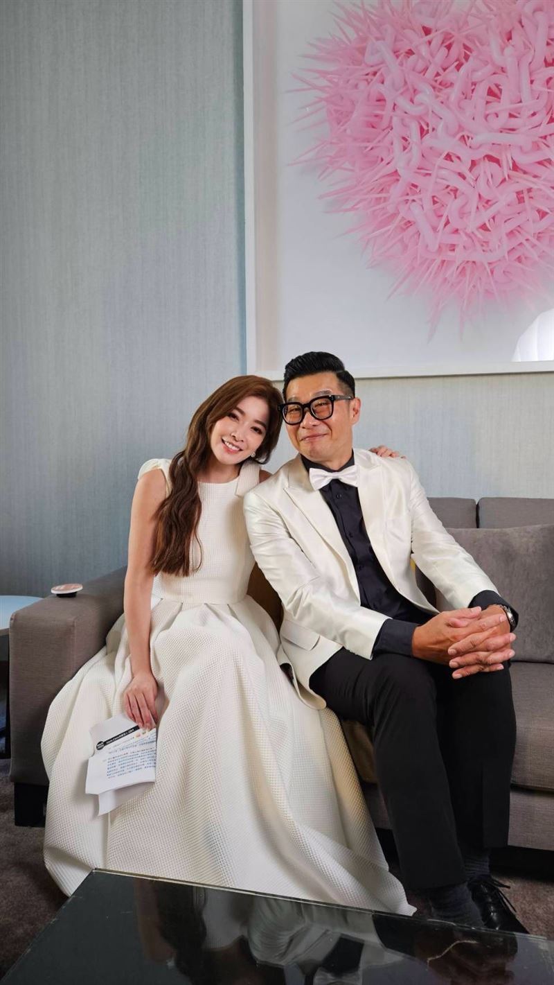 許維恩貼出與馬力歐的「婚紗照」，甜喊他是歐巴。（圖／翻攝自臉書）