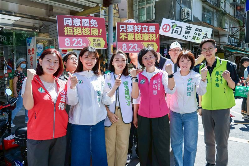 民進黨發出「七區齊步走 罷免投同意」聯合陸戰行動，呼籲市民朋友一起站出來，展現台灣人守護民主的決心。（圖／民進黨新北市黨部提供）
