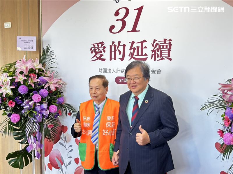 衛福部長邱泰源與肝病防治學術基金會董事長許金川合影。（圖／記者簡浩正攝影）