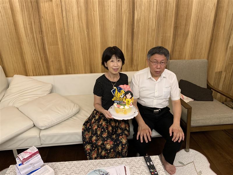 陳佩琪曝過去和柯文哲慶生時的合照。（圖／翻攝自陳佩琪臉書）