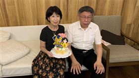 陳佩琪曝過去和柯文哲慶生時的合照。（圖／翻攝自陳佩琪臉書）