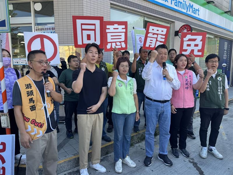 民進黨代理秘書長何博文到南投掃街挺罷免游顥。（圖／民進黨提供）