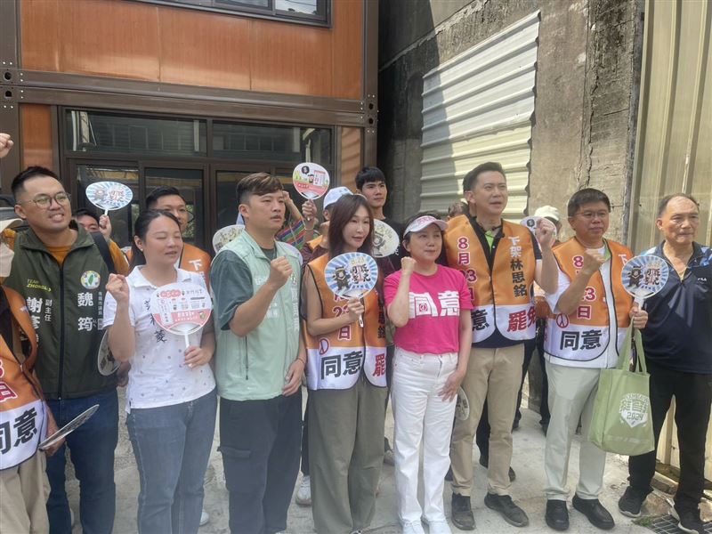 民進黨立委范雲與新竹縣黨部主委鄭朝方在新竹縣林思銘選區掃街。（圖／民進黨提供）