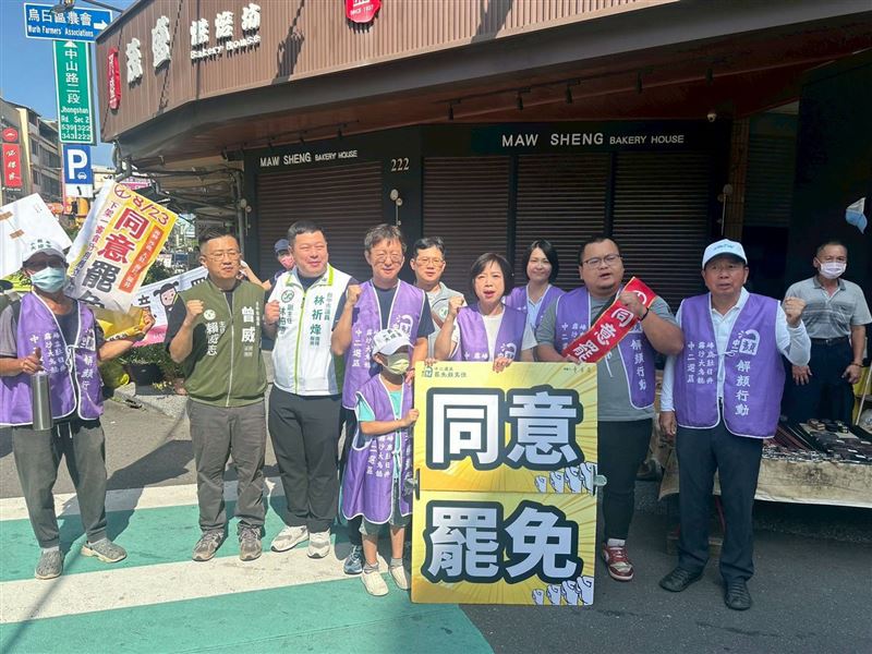 民進黨立委何欣純在烏日顏寬恒選區與公民同行。（圖／民進黨提供）