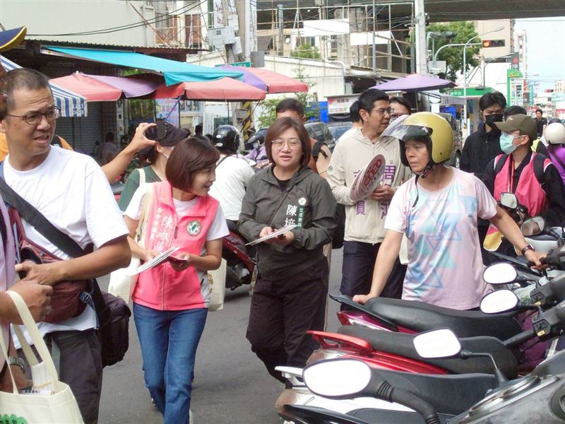 民進黨立委陳培瑜到台中潭子楊瓊瓔選區與罷團掃街。（圖／民進黨提供）