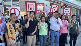 民進黨代理秘書長何博文到南投掃街挺罷免游顥。（圖／民進黨提供）