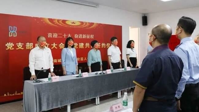 中國律師劉榮芳（左1）來台開庭，引發國安疑慮。（圖／翻攝自東莞日報）