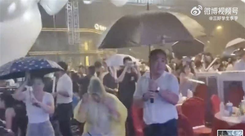 中國四川綿竹市啤酒節表演舞台在演出途中，因突如其來的大風導致棚架倒塌。（圖／翻攝自微博）