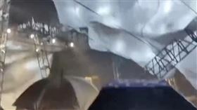 中國四川綿竹市啤酒節表演舞台在演出途中，因突如其來的大風導致棚架倒塌。（圖／翻攝自微博）