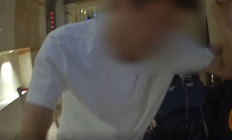 2男下樓梯時發生碰撞，瞬間爆發口角互毆。（圖／翻攝畫面）