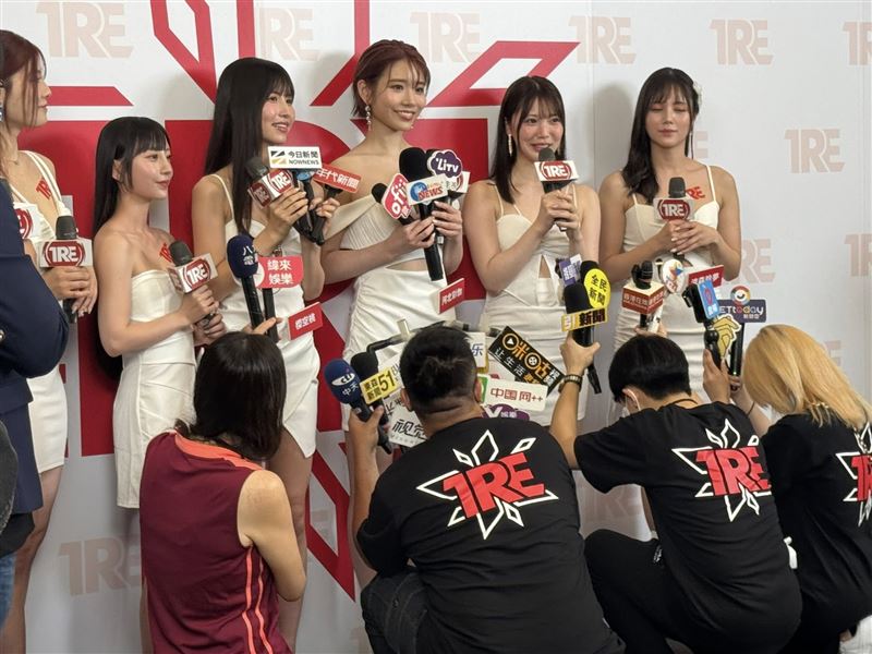2025台北國際成人展吸引十五萬人次，現場人潮洶湧，需求規模驚人，不少人想加入拍片行列，「創作者」成為產業新代名詞，淡化道德批判，凸顯內容價值稀缺。合約規範、健康憑證，都是在這行持續走下去的注意事項。數位平台如SWAG與OnlyFans，讓演員自製內容，開拓更多收入來源。（圖／記者師瑞德攝影）