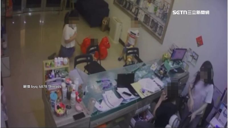 玻璃櫃突然破碎，嚇壞在場的人