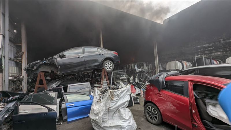 台中大里一處汽車中古材料行因不明原因發生火警。（圖／翻攝畫面）