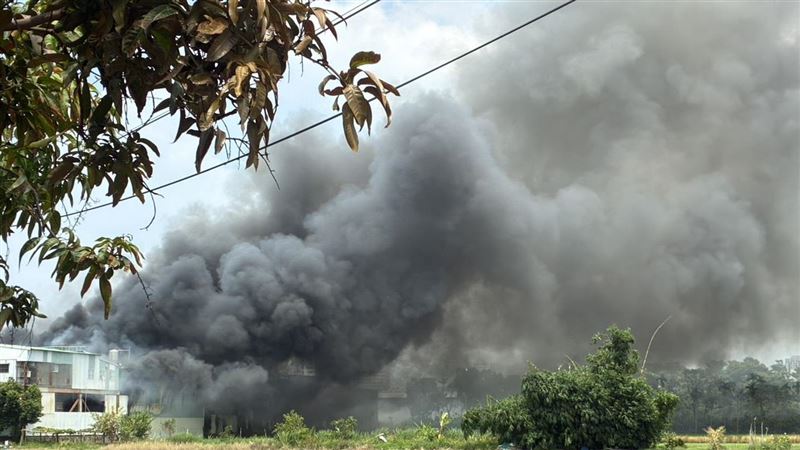 新／台中汽材行大火！黑煙直逼中投公路