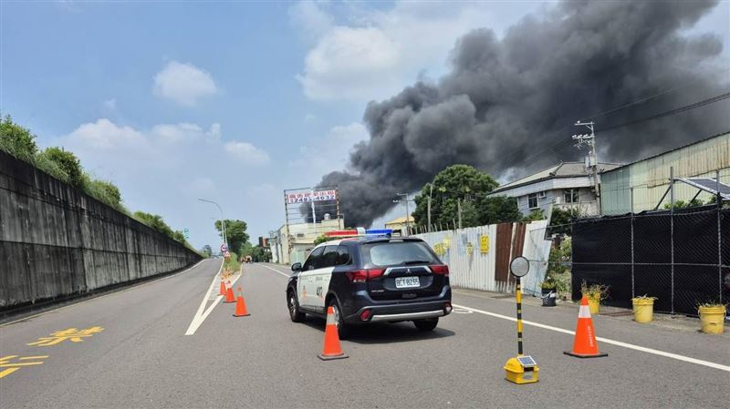 黑煙直逼道路，警方前往進行交通管制。（圖／翻攝畫面）