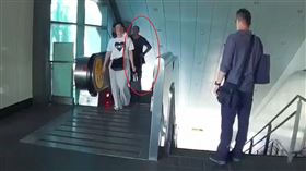 桃園機場捷運近日出現一名男子涉嫌偷拍短裙妹，員警昨天上午在A6泰山貴和站逮捕涉案的褚姓男子（37歲），並從褚男手機中查扣多張不雅照，褚男坦承犯行，全案已由林口警分局依妨害秘密罪嫌移送法辦。（圖／翻攝畫面）