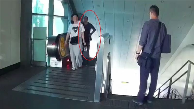 便衣員警在A6泰山貴和站當場逮捕涉案的褚姓男子。（圖／翻攝畫面）
