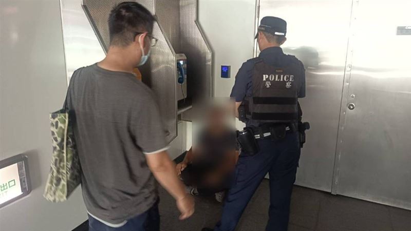 員警從褚男手機中查扣多張不雅照。（圖／翻攝畫面）