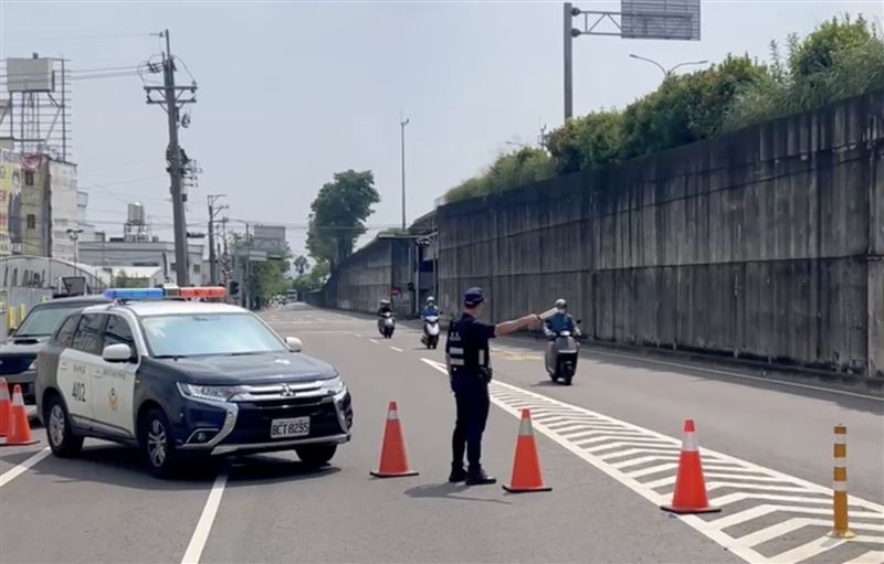 警方在火警附近進行交通管制。（圖／翻攝畫面）