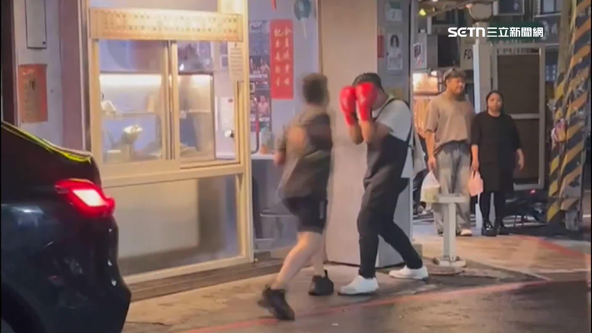 台北北投一間東山鴨頭的店門口竟然有人當街上演街頭格鬥