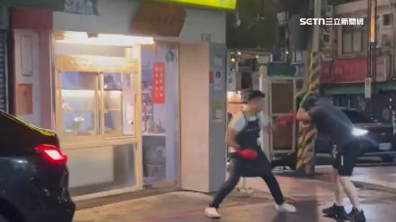 獨／北投街頭擂台　2男戴拳套互毆1人倒地