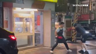 獨／北投街頭擂台　2男戴拳套互毆1人倒地