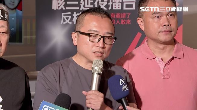 民眾黨舉辦核三延役擂台，民眾黨秘書長周榆修接受媒體聯訪。（圖／翻攝畫面）