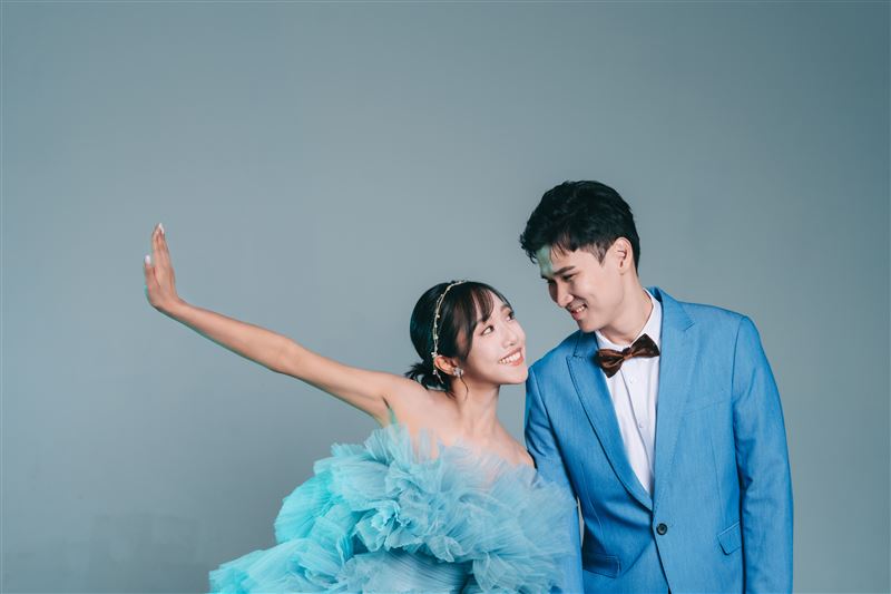蔡佩軒婚禮倒數，籌備期間「接力長針眼」 自嘲戴墨鏡結婚。（圖／可瑞思國際娛樂）