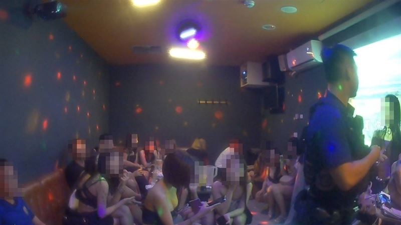 穿著火辣持觀光簽證的泰籍女子違法陪酒。（圖／翻攝畫面）
