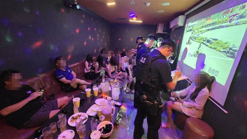 21名違法打工的泰國女子坐檯。（圖／翻攝畫面）