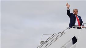 峰會結束後，川普在機上與澤倫斯基長談。（圖／美聯社／達志影像）