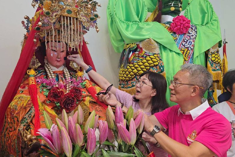 被暱稱為「林小姐」的南方澳進安宮媽祖16日現身宜蘭新月廣場舉行「點妝見客」儀式，由宜蘭縣代理縣長林茂盛（前右）等人代表獻上化妝品，為媽祖點妝。（圖／中央社）