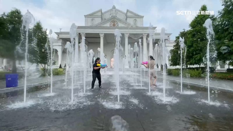 另外一家生技保養品觀光工廠的「鏡面噴水池」,在炎炎夏日很受遊客歡迎
