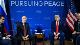 雙普會登場引起全球關注，俄羅斯總統普丁（左2）與美國總統川普（右2）各攜帶幕僚展開會談。（圖／翻攝自白宮臉書）