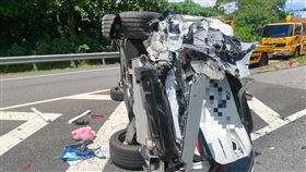 其中1輛無辜白車，直接被撞到翻覆，場面相當嚇人。（圖／翻攝畫面）