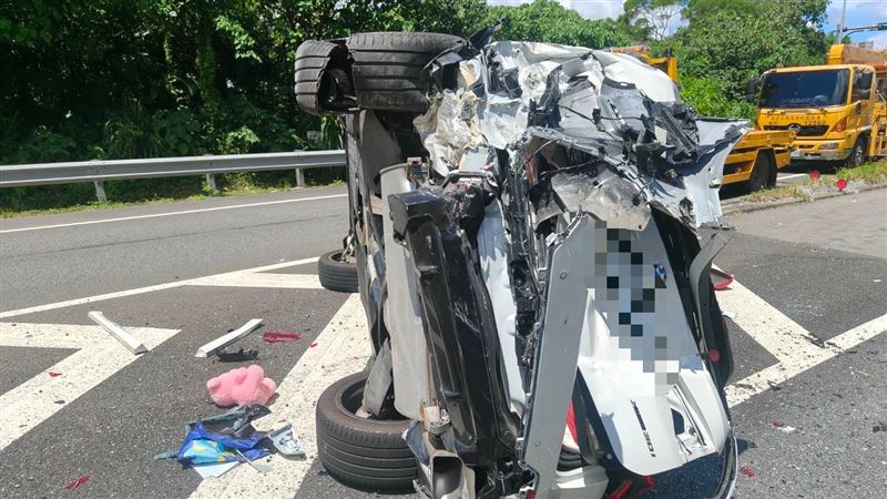 其中1輛無辜白車，直接被撞到翻覆，場面相當嚇人。（圖／翻攝畫面）