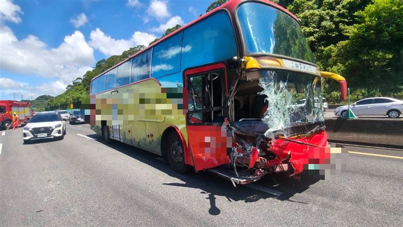 遊覽車擋風玻璃幾乎全毀，可見撞擊力道相當猛烈。（圖／翻攝畫面）
