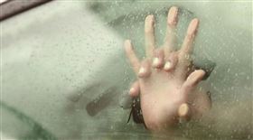 新竹一名醫生娘出軌，與清潔隊員小王在百貨停車場車震偷情。（示意圖，Pixabay）